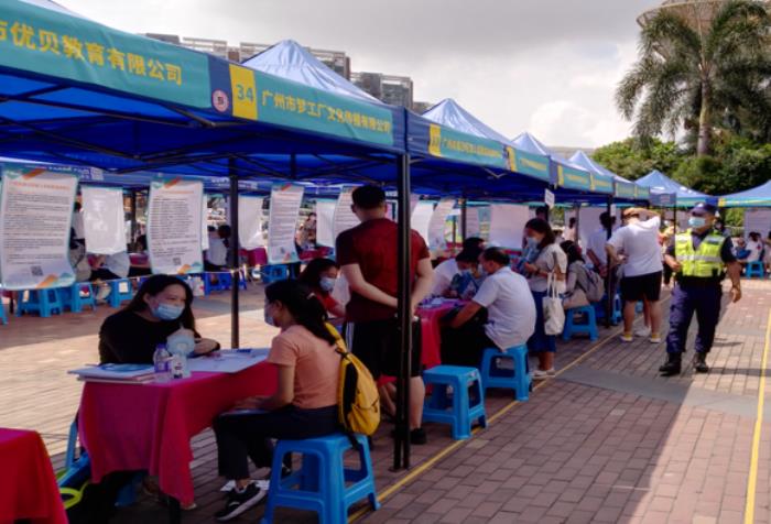 南沙街下首場現場商務伴游招聘會81人成功達成就業意向(圖) 南沙街下首場現場商務伴游招聘會81人成功達成就業意向(圖)